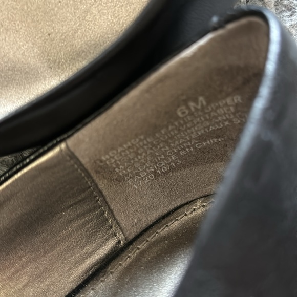 BANDOLINO Black leather kitten heel flats.  Size 6M - Picture 10 of 11